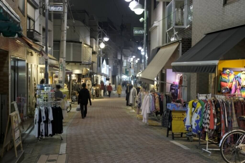 高円寺ルック商店街の夜景とヴィンテージショップ外観