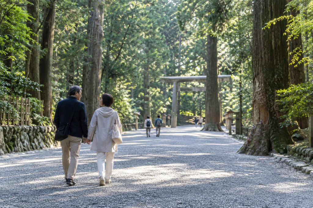 伊勢神宮・内宮の杉木立に囲まれた参道を歩く夫婦