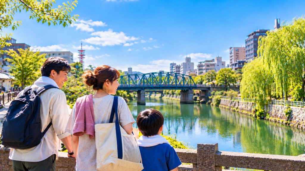 水戸の水辺を家族で眺めながら街歩きを楽しむ風景